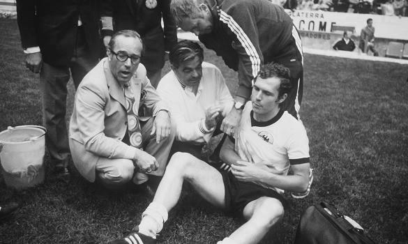 Italia_Germania_4_a_3_Beckenbauer_col_braccio_al_collo