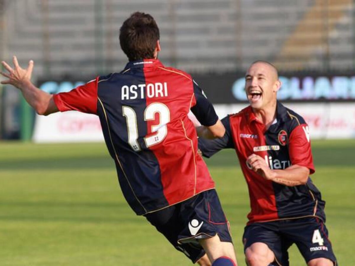 Fiorentina e Cagliari ritirano la maglia numero 13 di Davide Astori