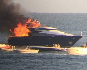 Yacht De Laurentiis barca brucia