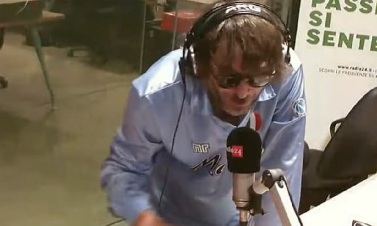 Cruciani in diretta con la maglia di Maradona ma un altra