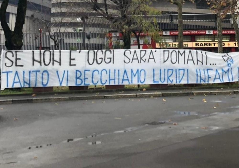 Inter, lo striscione degli ultras a San Siro scatena la polemica