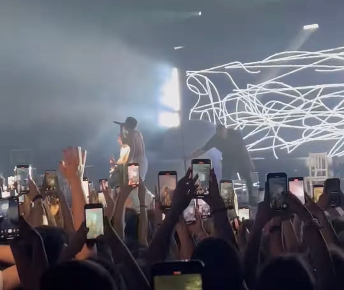 Blanco concert in Naples: a footballer gave him the shirt