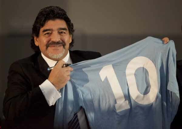 Il Napoli non potrà più utilizzare l'immagine di Maradona sulle maglie: la  decisione del Tribunale