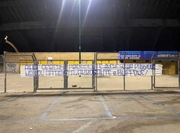 Striscione contestazione De Laurentiis