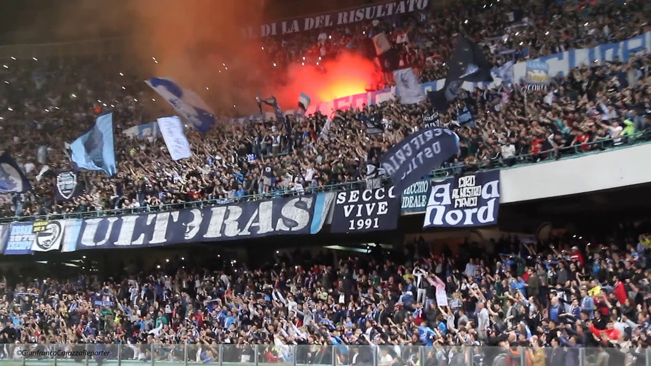 Curva B Napoli durante un match