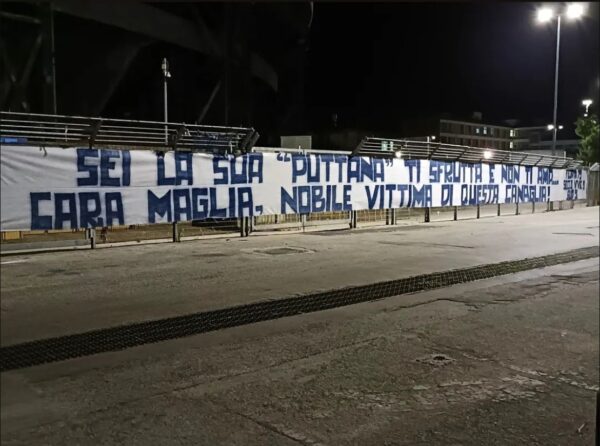 Striscione Curva B contro De Laurentiis