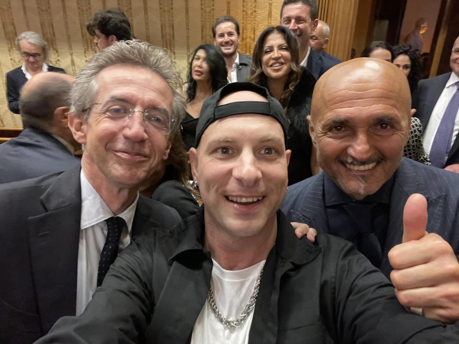 Clementino and Spalletti together in Naples for the charity event: the applause gesture!