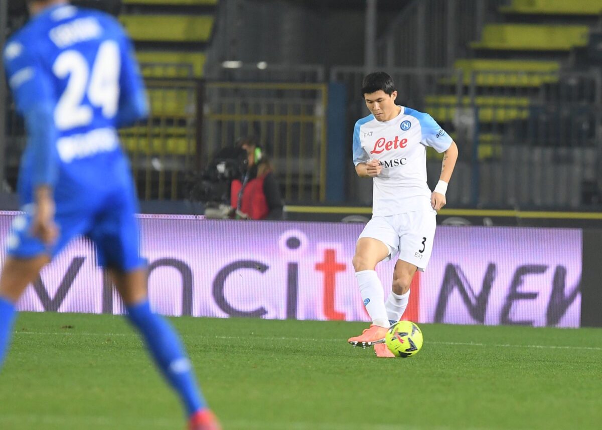 Kim Min-Jae gioca il pallone durante la partita del Napoli a Empoli