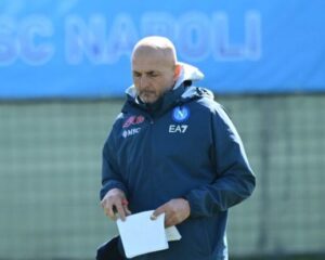 Spalletti in campo nel corso dell'allenamento del Napoli