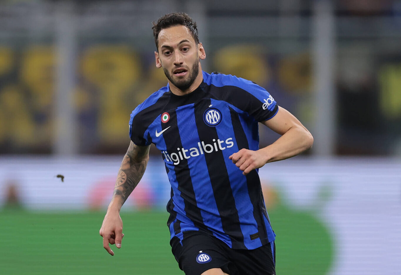 Hakan Calhanoglu in azione durante una partita dell'Inter