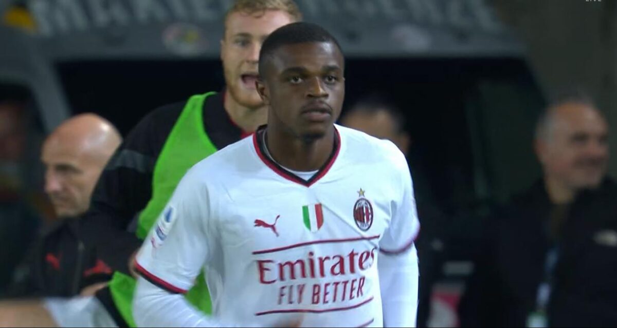 Il difensore del Milan, Pierre Kalulu, impegnato in una gara di Serie A