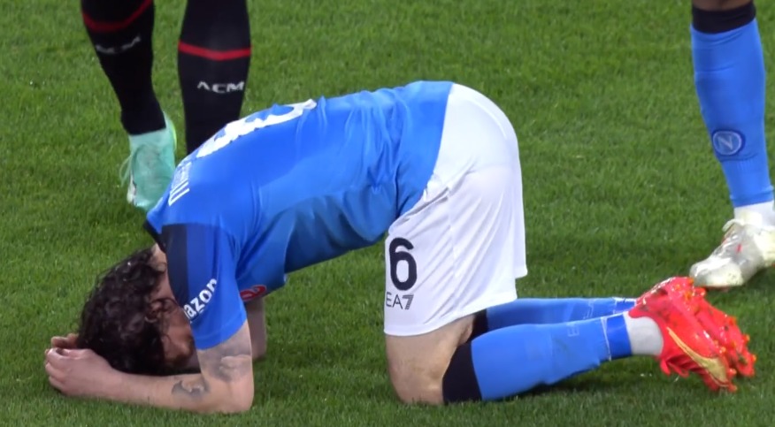 Mario Rui dolorante a causa dell'infortunio rimediato durante Napoli-Milan