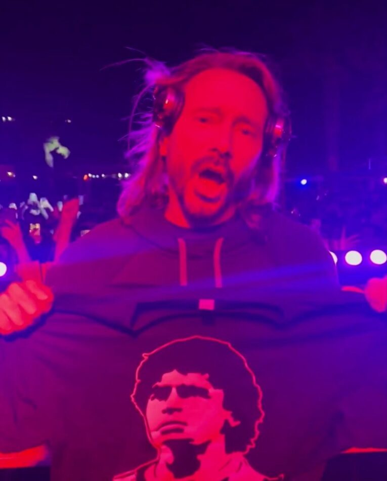 Bob Sinclair mostra la maglia di Maradona in una nota discoteca napoletana