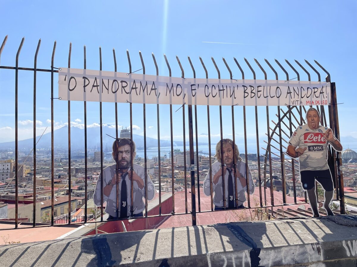 Striscione e cartonati di sfottò al Corso Vittorio Emanuele a Napoli su Agnelli, Nedved e la Juventus