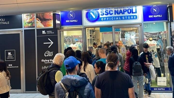 Maglie speciali Napoli, i tifosi non se le vogliono far scappare: lunghe  file allo store (FOTO)