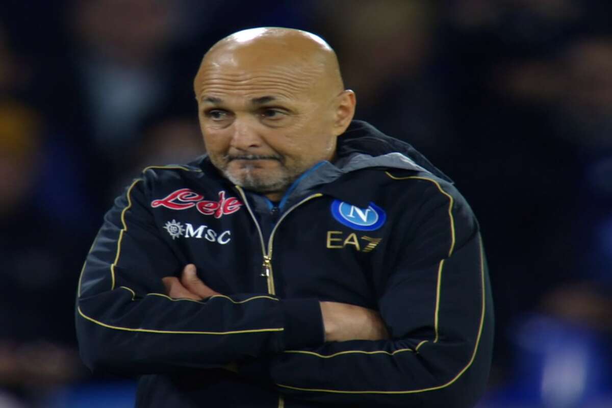 Luciano Spalletti pensieroso a bordocampo