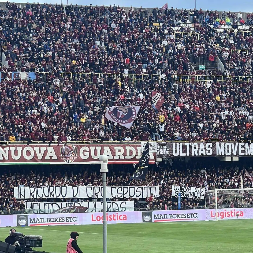 La Curva della Salernitana non dimentica striscione in ricordo di