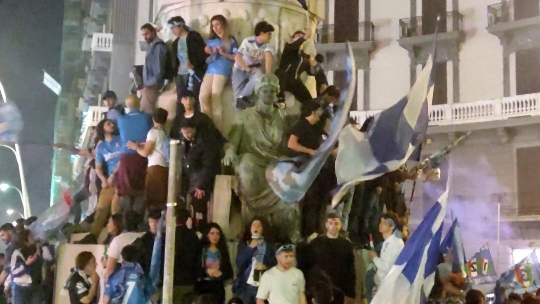 Tifosi del Napoli festeggiano la vittoria dello scudetto