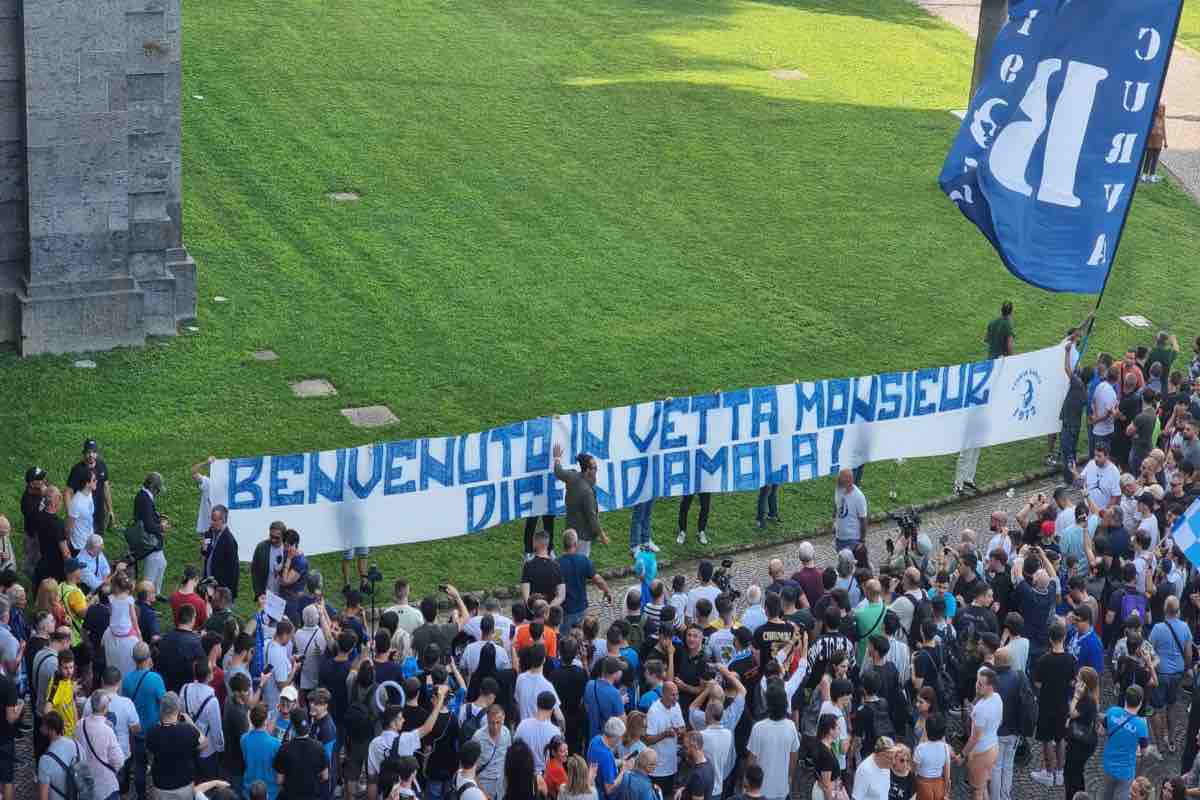 striscione tifosi a Rudi Garcia prima della presentazione