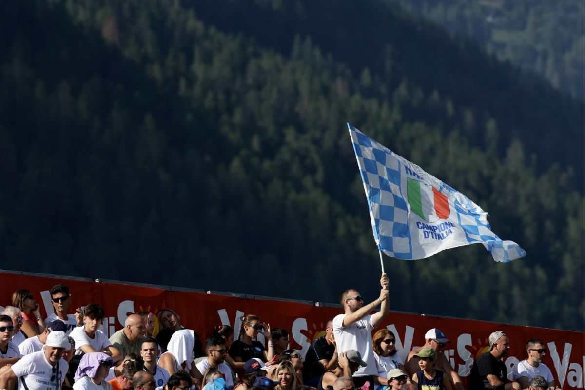 Arrivo a sorpresa a Dimaro: tifosi del Napoli in visibilio