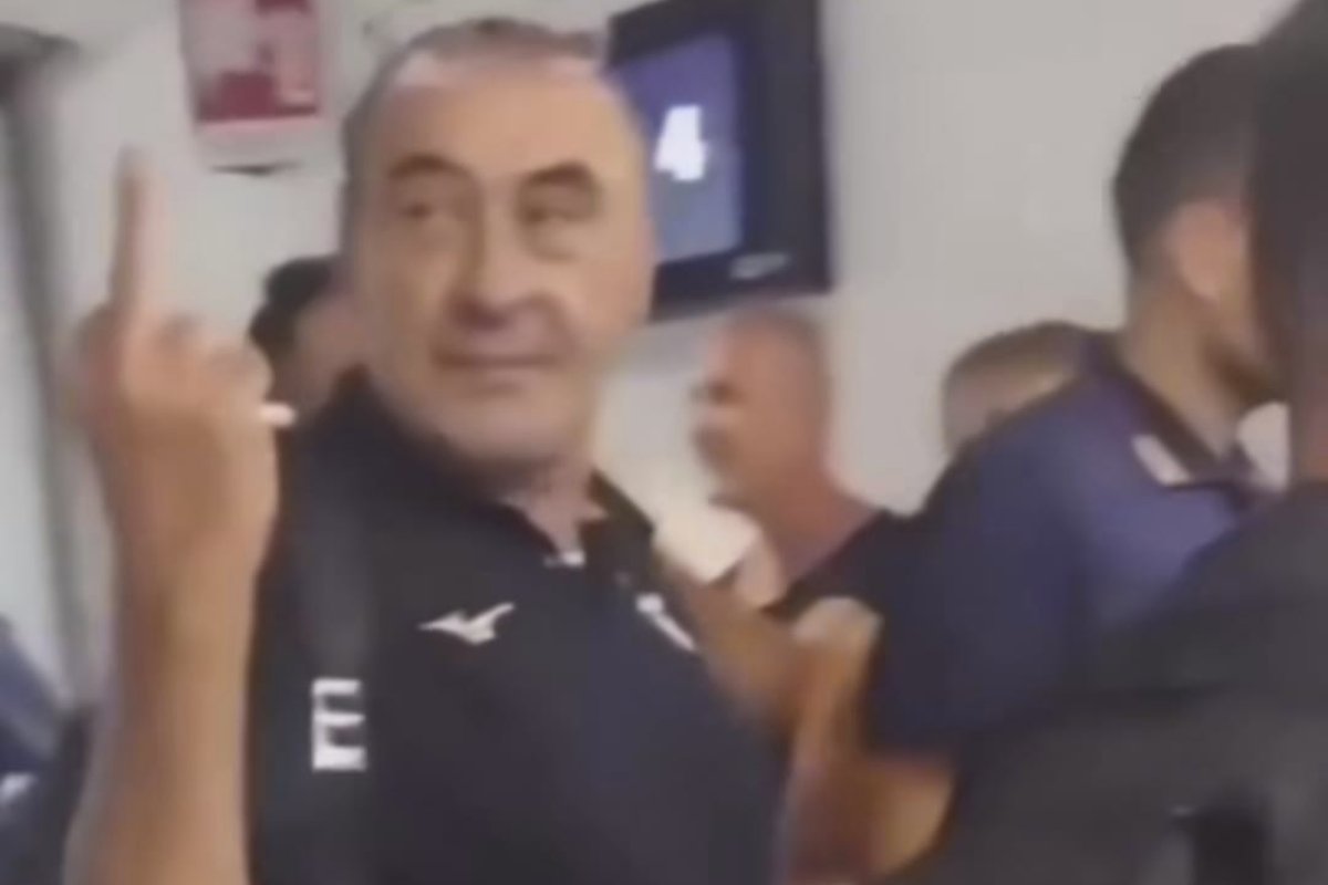 Sarri fa chiarezza sull'episodio del dito medio