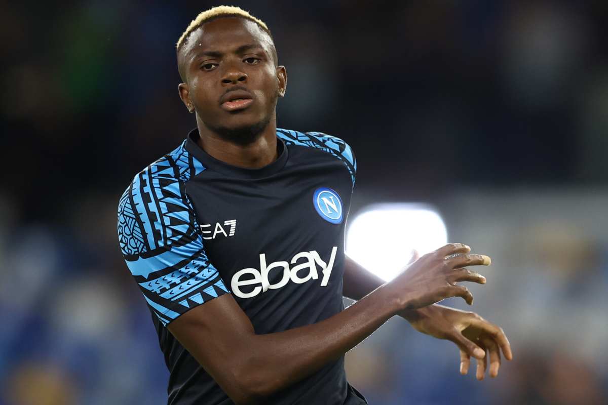 Victor Osimhen si allena con il Napoli