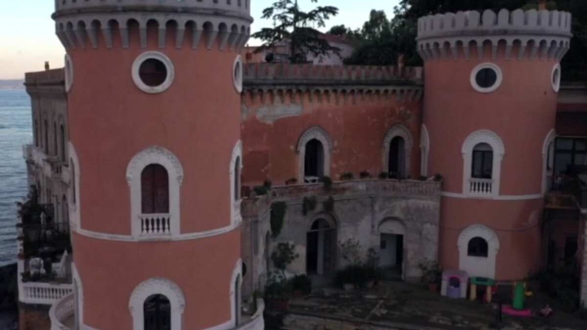 Un Posto al Sole, dove si trova Palazzo Palladini a Napoli, luogo dal  panorama mozzafiato