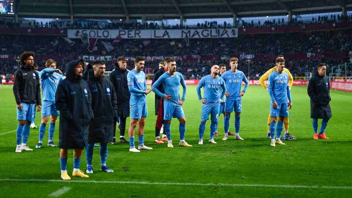 Napoli in ritiro, decisione imposta da De Laurentiis: reazione tribolata  dei calciatori