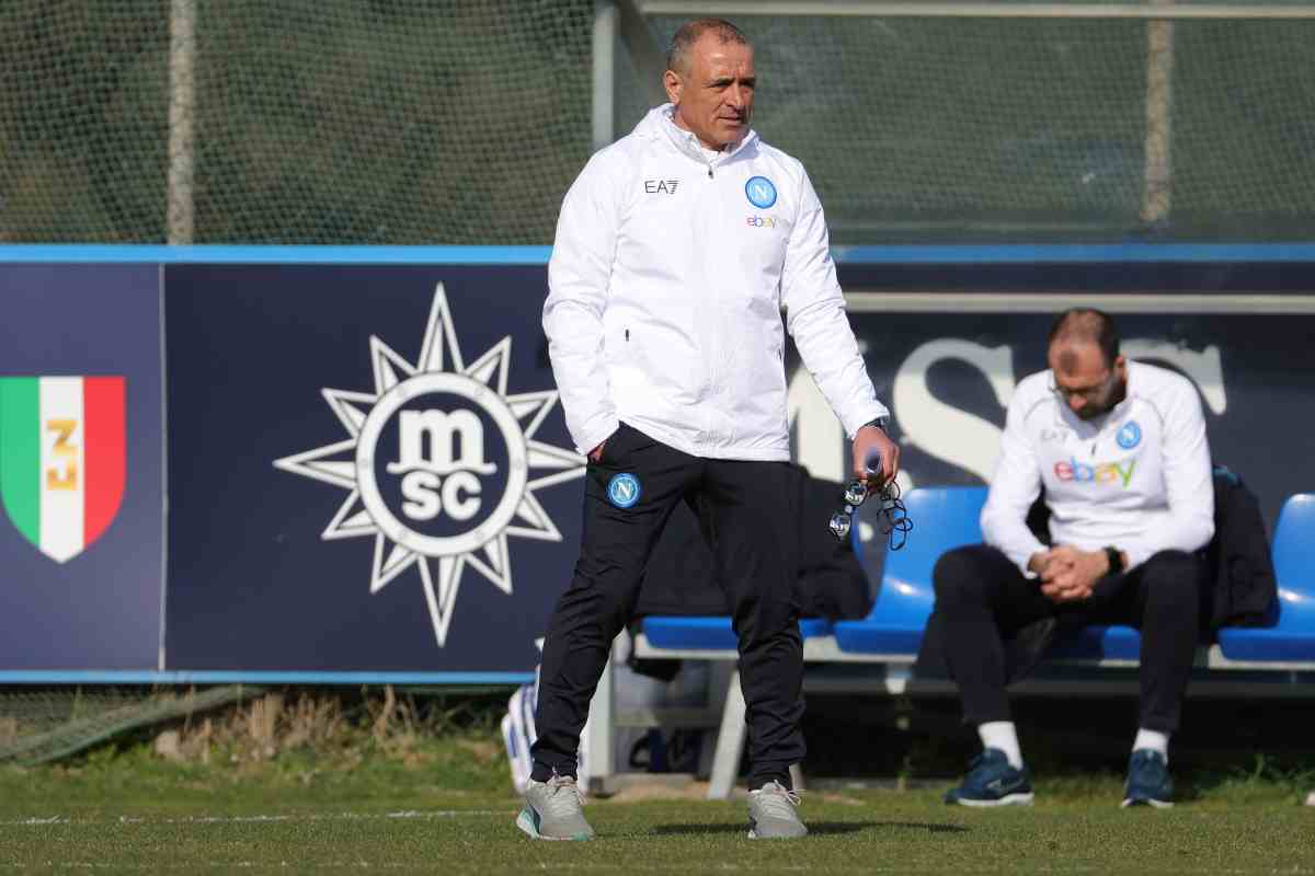 Calzona segue da lontano l'allenamento del Napoli