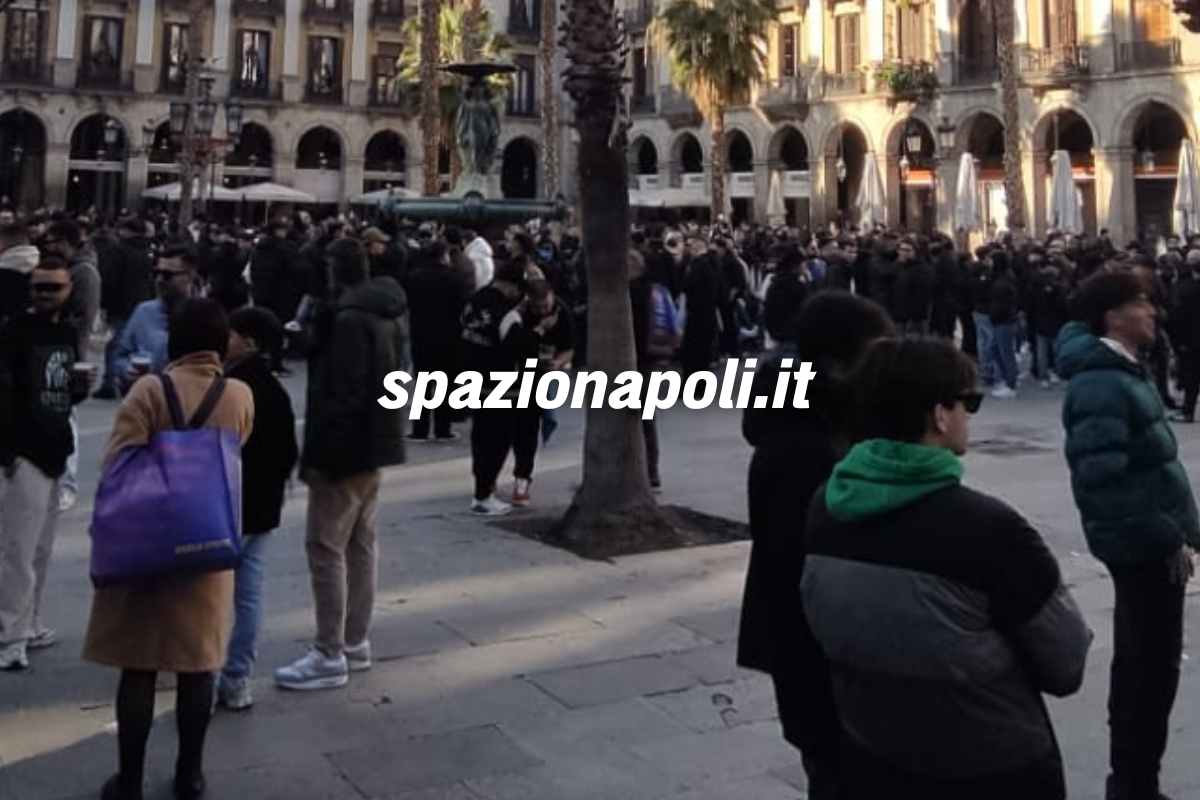 Ultras Napoli cantano a Barcellona