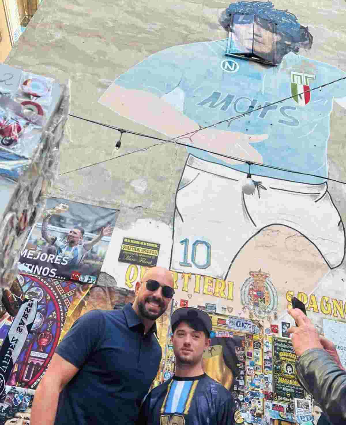 Reina al murales di Maradona