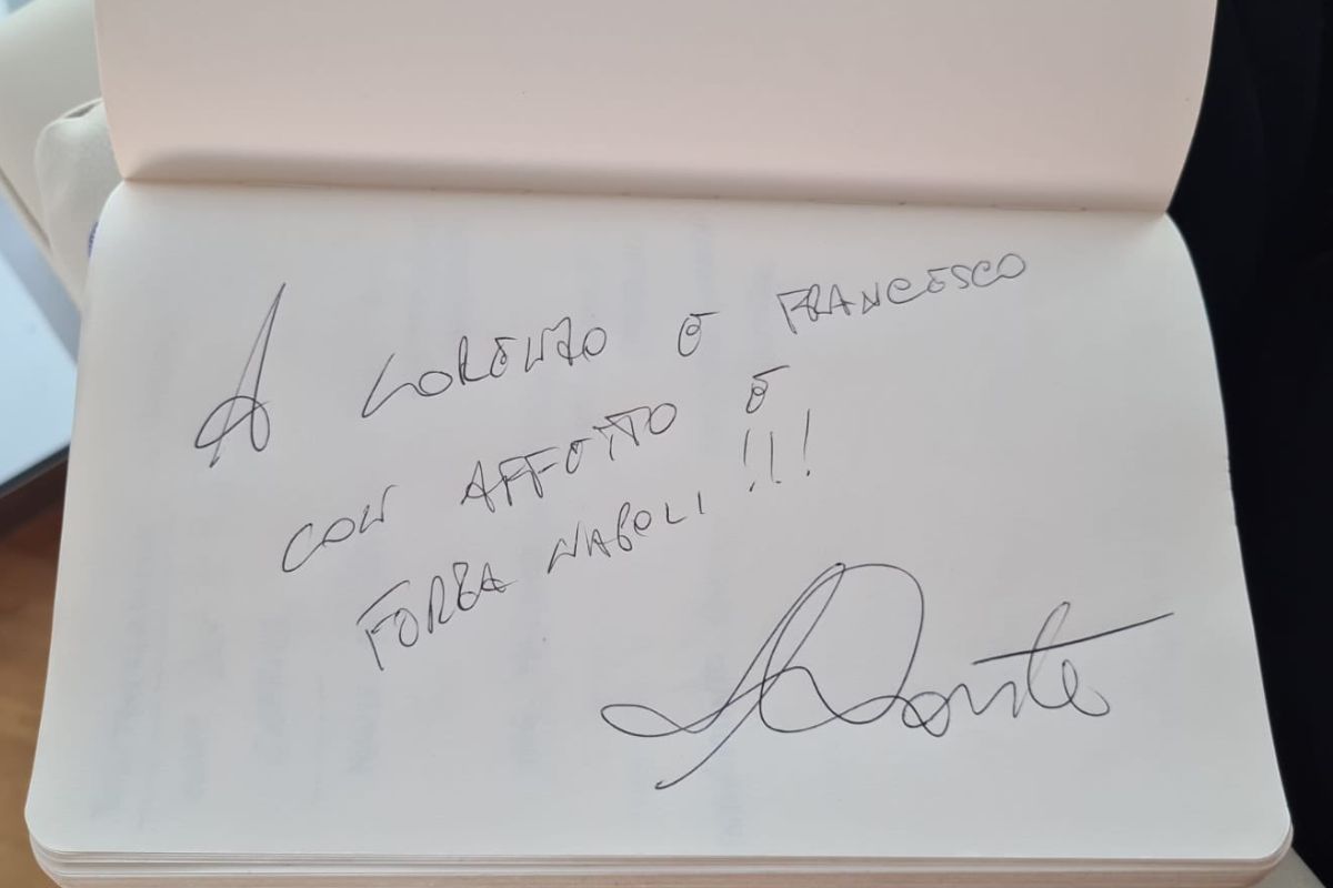 Conte, primo autografo da allenatore azzurro