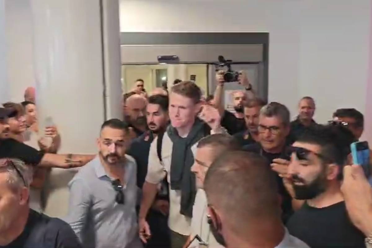 McTominay a Napoli, è arrivato a Capodichino: tifosi scatenati all'aeroporto (VIDEO)