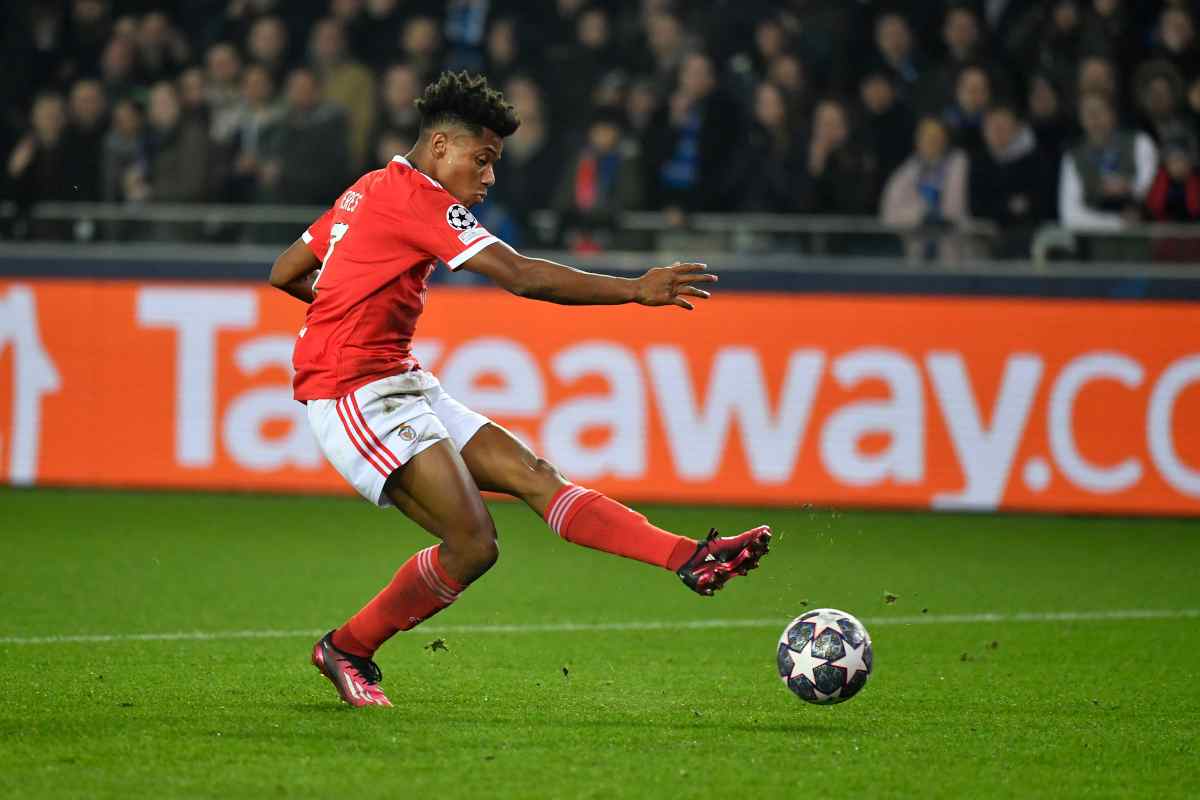 Distanza tra il Napoli e Benfica per David Neres