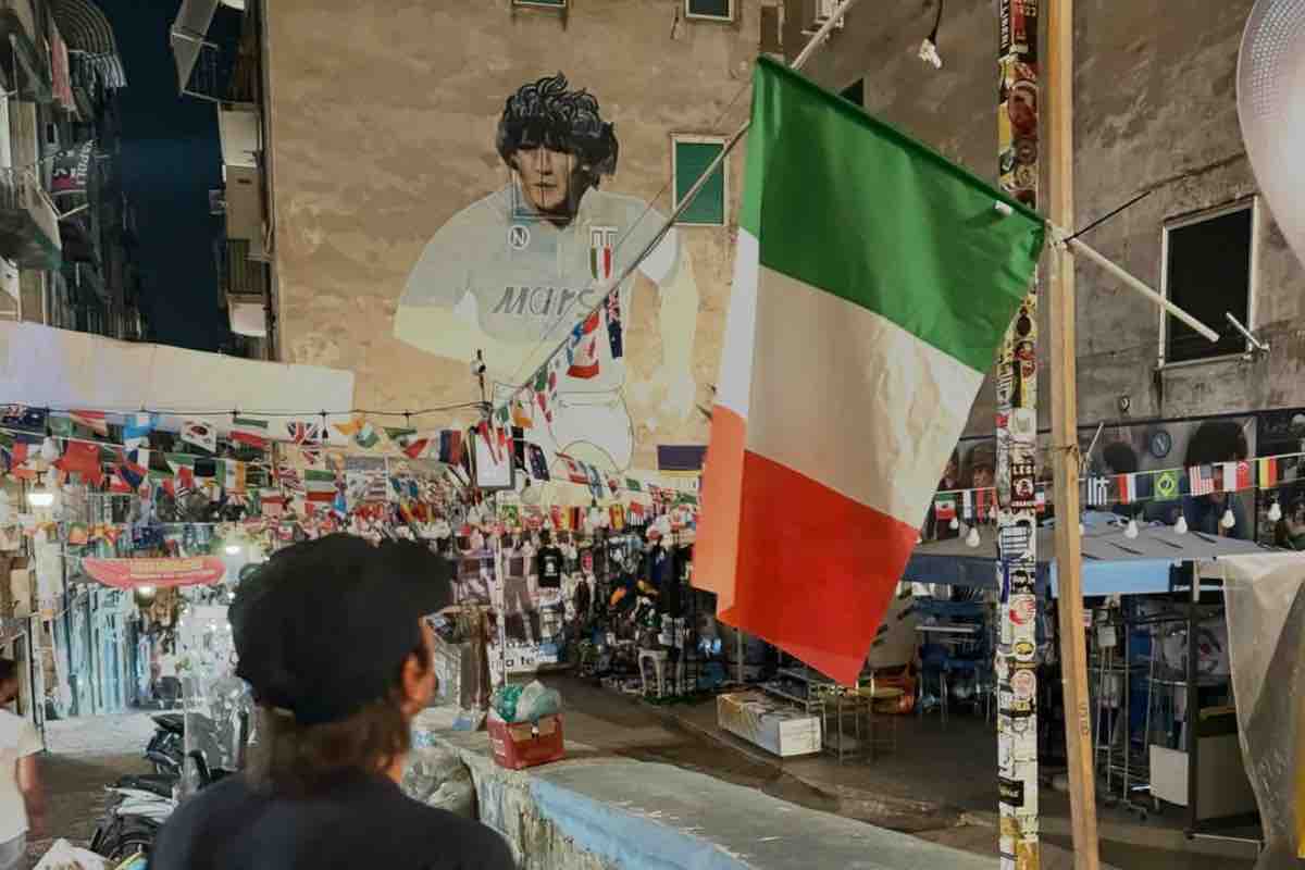 Conte al murales di Maradona