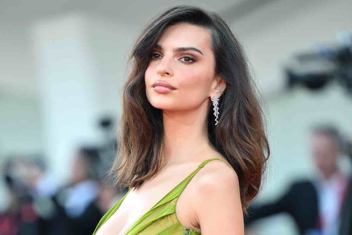 Emily Ratajkowski con la maglia del Napoli