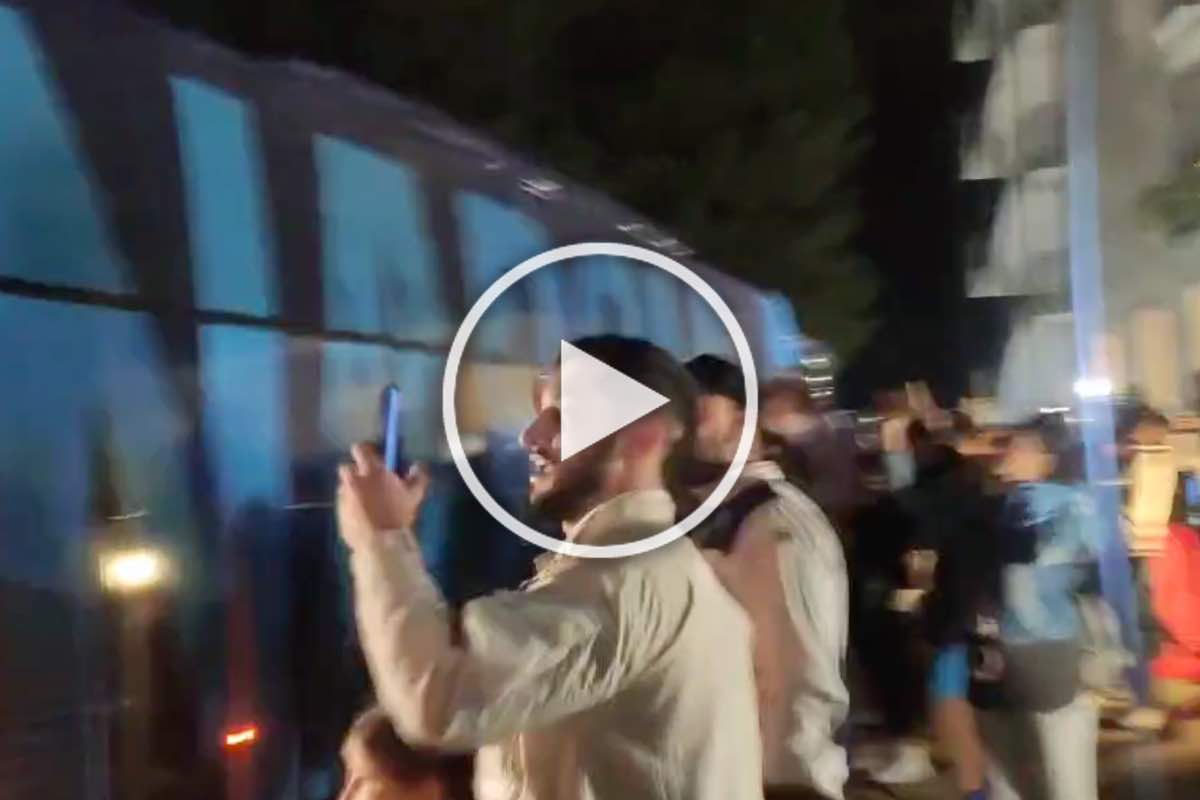 Juve Napoli, gli azzurri arrivano in ritiro: accoglienza super dei tifosi – VIDEO