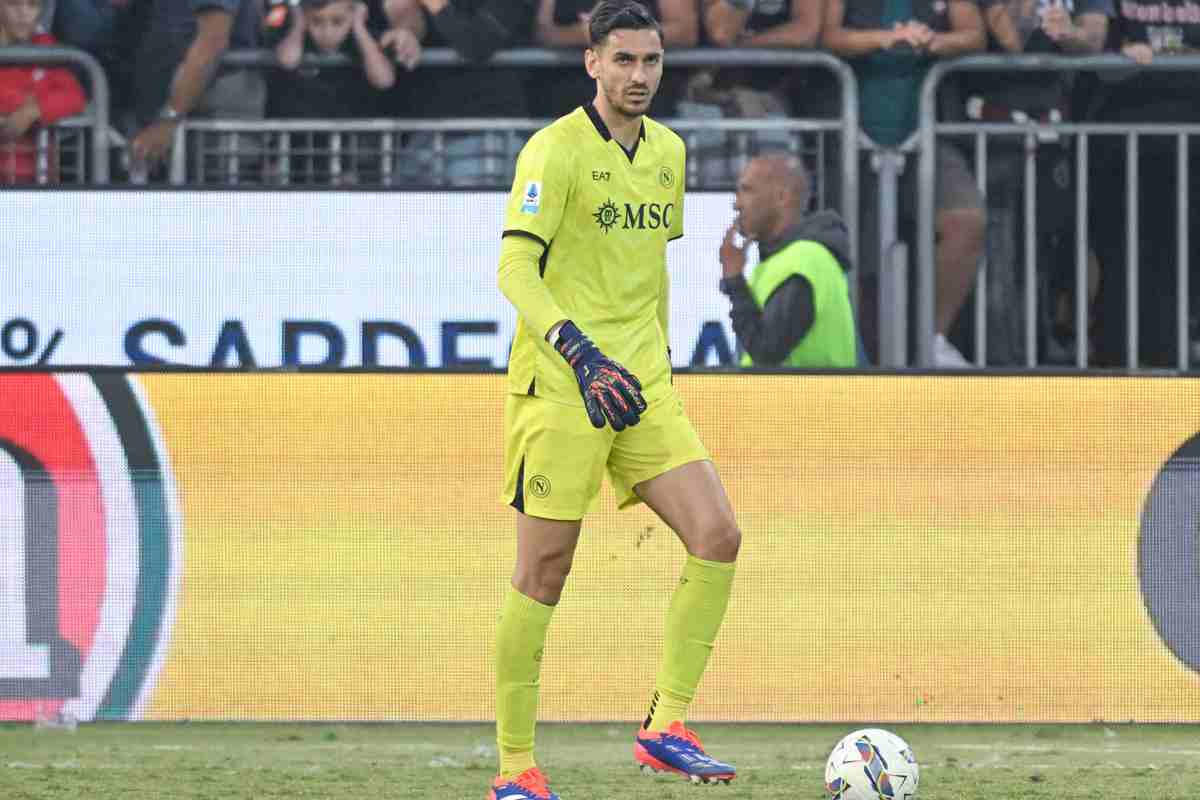 Alex Meret col pallone