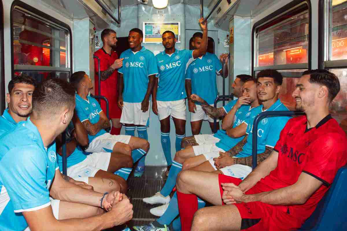 Calciatori del Napoli nel vagone della metro 