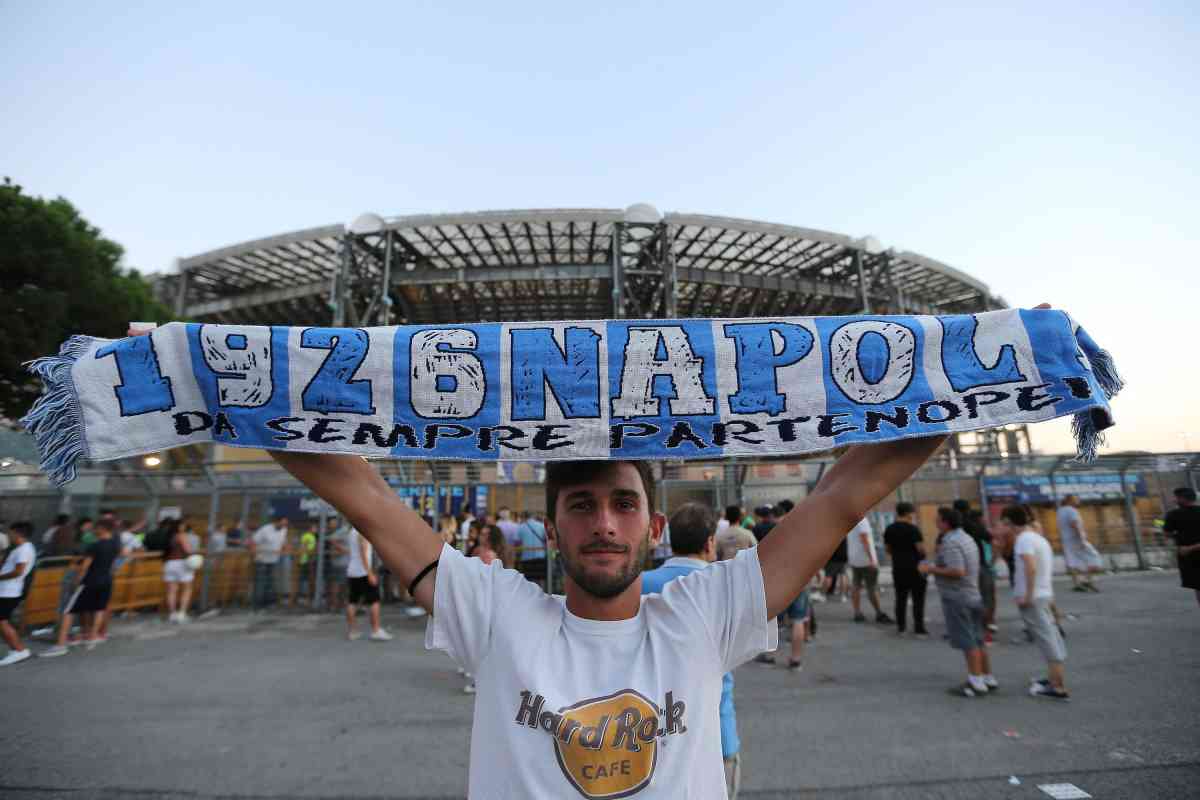 Scalpore in Sardegna, tolta la sciarpa del Napoli