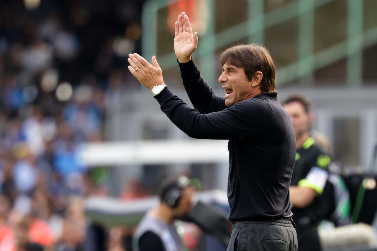 Antonio Conte applaude dalla panchina 