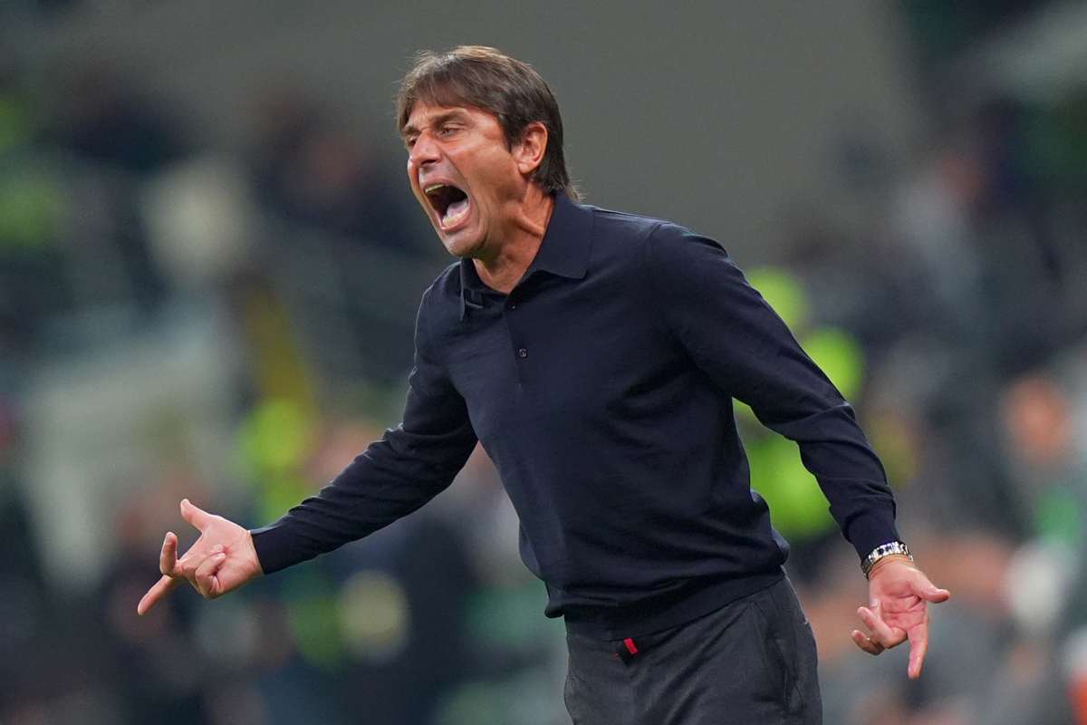 Antonio Conte dà indicazioni in campo 