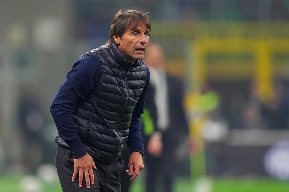 Antonio Conte in campo a San Siro 