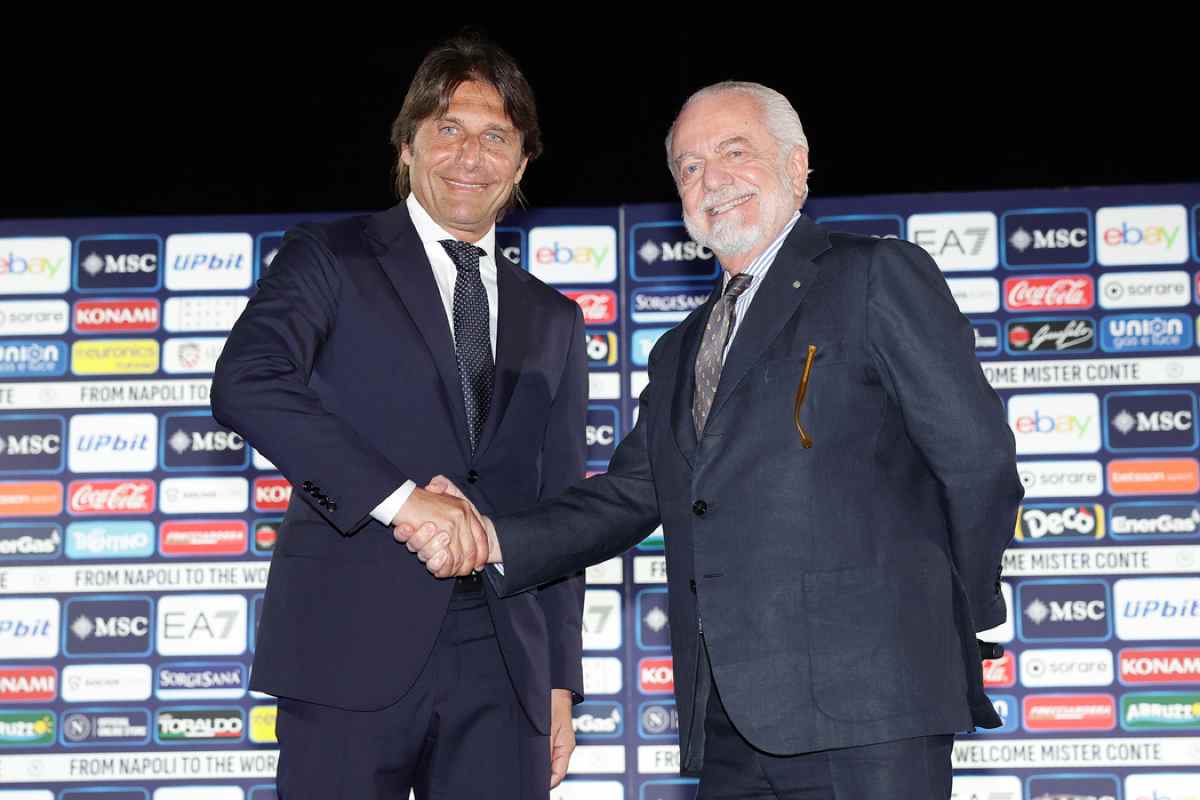 Aurelio De Laurentiis e Antonio Conte si stringono la mano