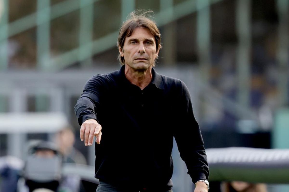 Antonio Conte dà indicazioni ai calciatori