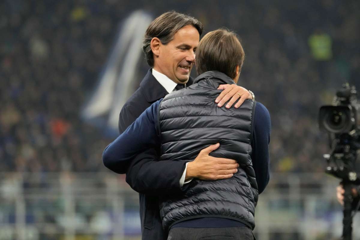 Conte abbraccia Inzaghi in campo 