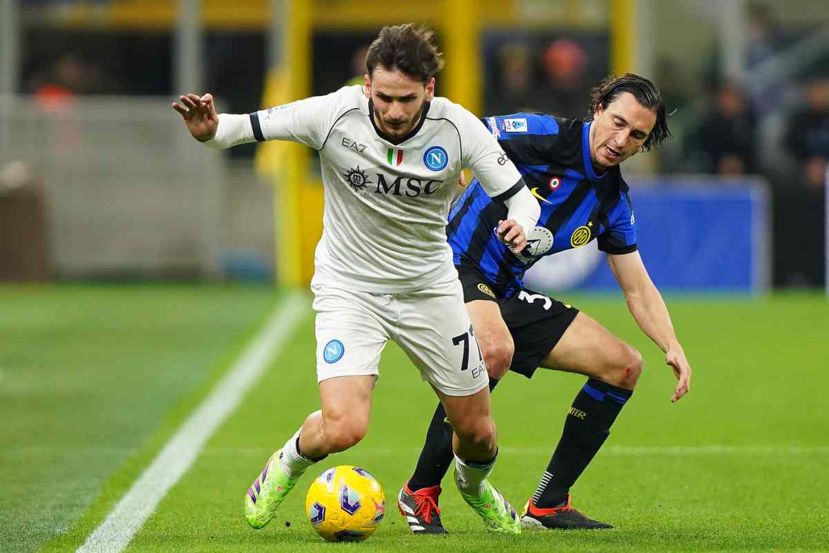 Kvara e Darmian lottano sul pallone 