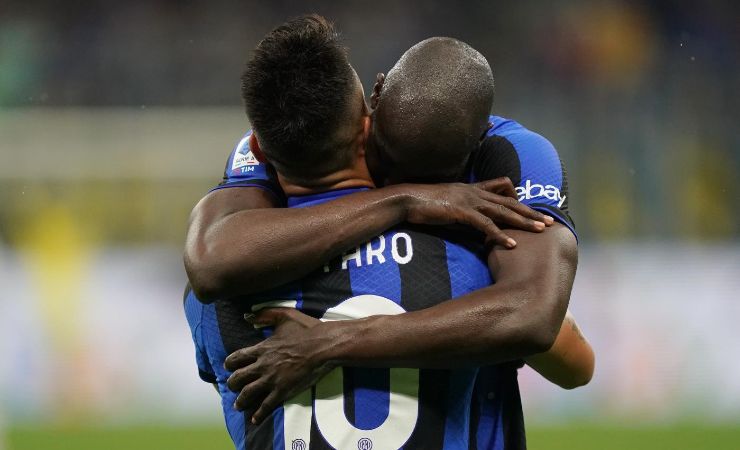 Abbraccio tra Lautaro Martinez e Lukaku