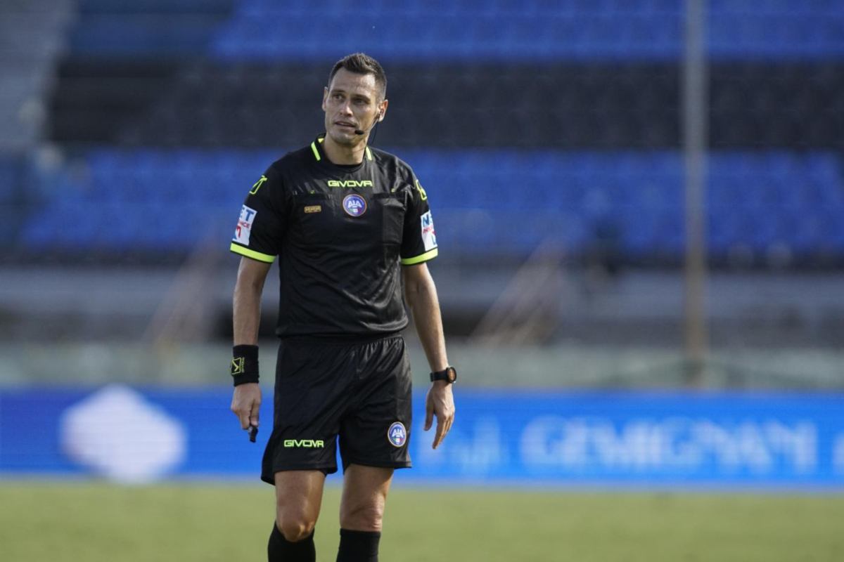 L'arbitro Mariani in campo 