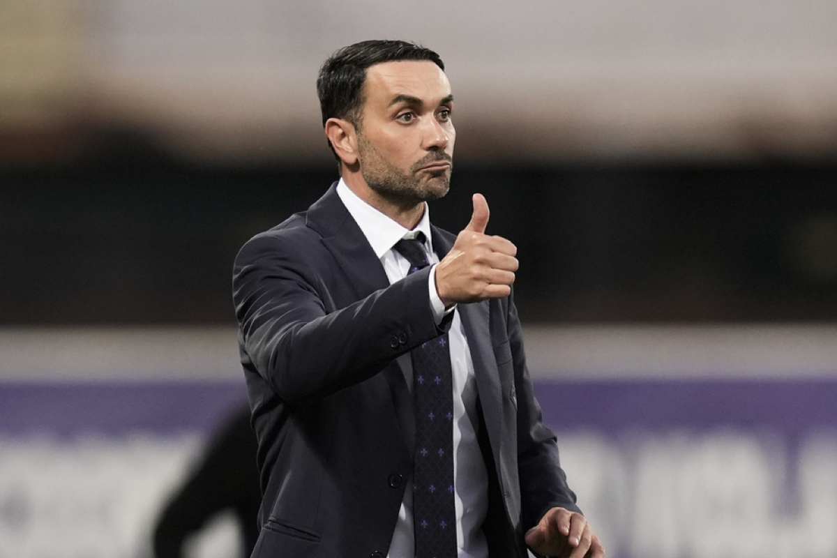 Raffaele Palladino, allenatore Fiorentina, con pollice alzato